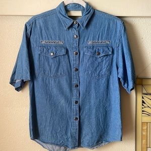 Vintage women’s Wrangler denim short sleeve button blouse with cut out back